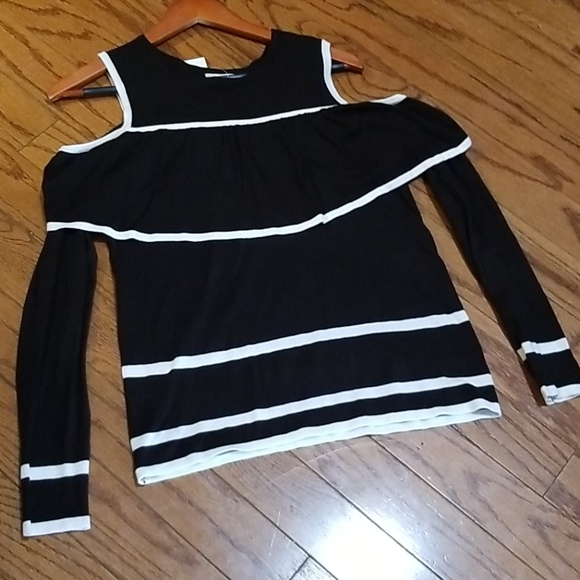 Cold Shoulder top - Picture 6 of 9